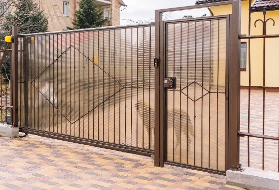 Купить ворота из профлиста с элементами ковки, с металлическими столбами в рамке или под дерево в Кольчугино от 156825 руб